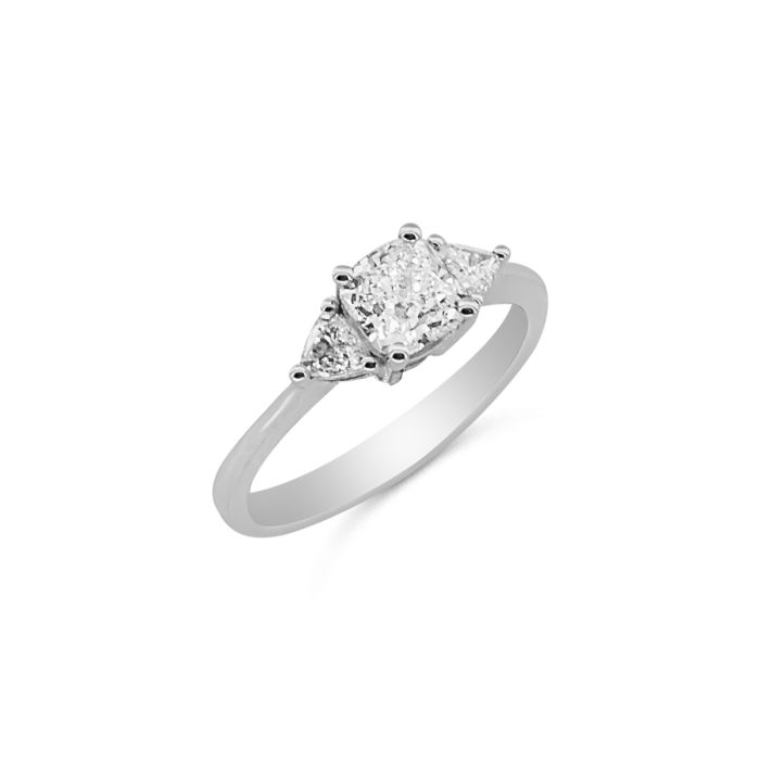 Δαχτυλίδι Κ18 με φυσικό διαμάντι cushion και πλευρικά φυσικά διαμάντια trillion