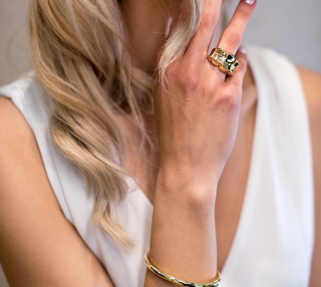 Εντυπωσιακό χρυσό δαχτυλίδι με ιδιαίτερο σχέδιο 14 καρατίων.